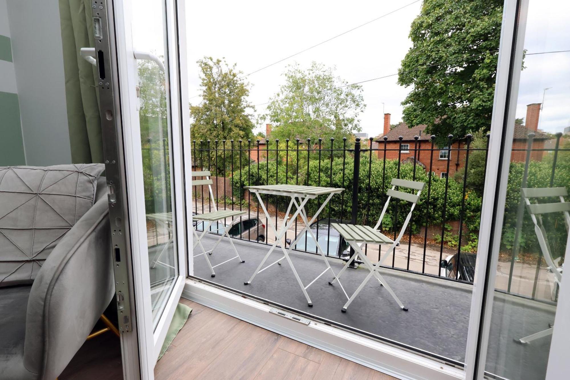Large 2 Bed Central Apartment With Balcony And Private Parking Cardiff Exterior photo